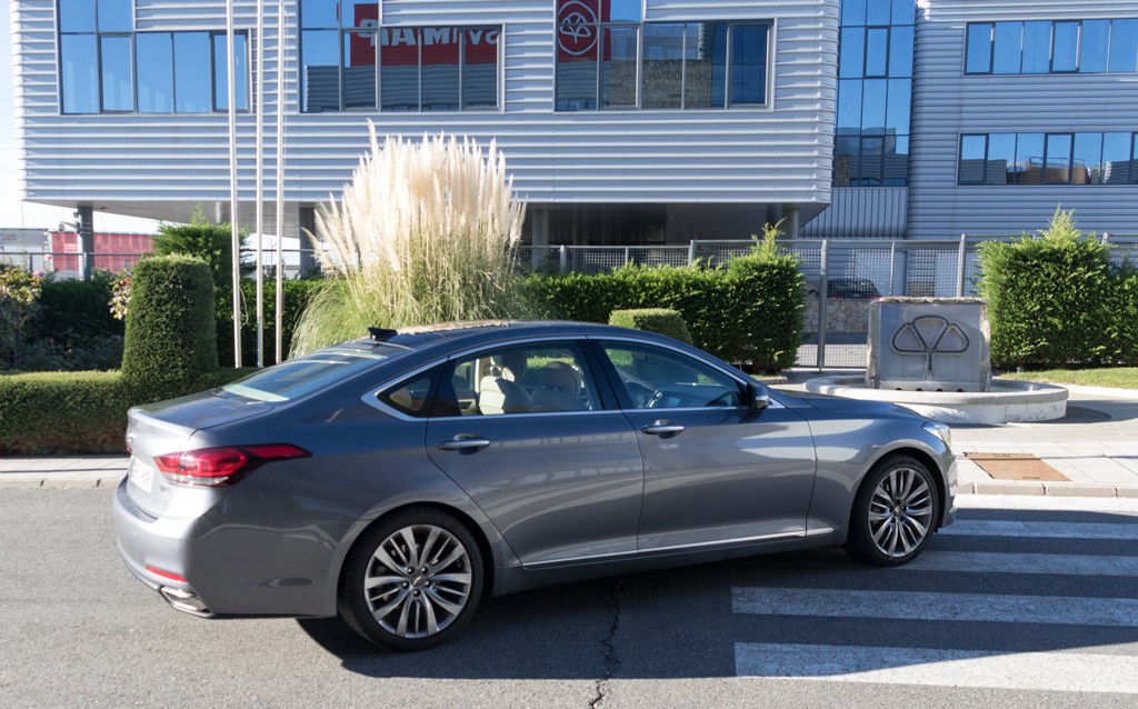 Hyundai-Genesis-aparcado