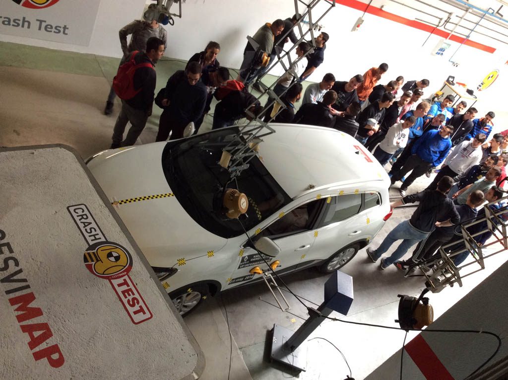 Los alumnos presencian los crash tests 2