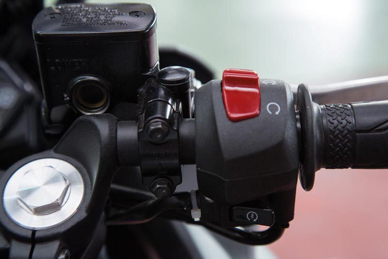 Es legal conducir moto de día sólo con las luces LED? ⋆ AEA