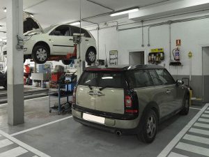 vehículos en taller esperando a ser reparados