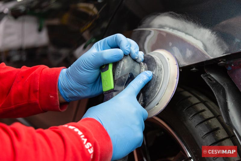 Mal reparación de la carrocería del coche. La masilla se está despegando  del metal Fotografía de stock - Alamy