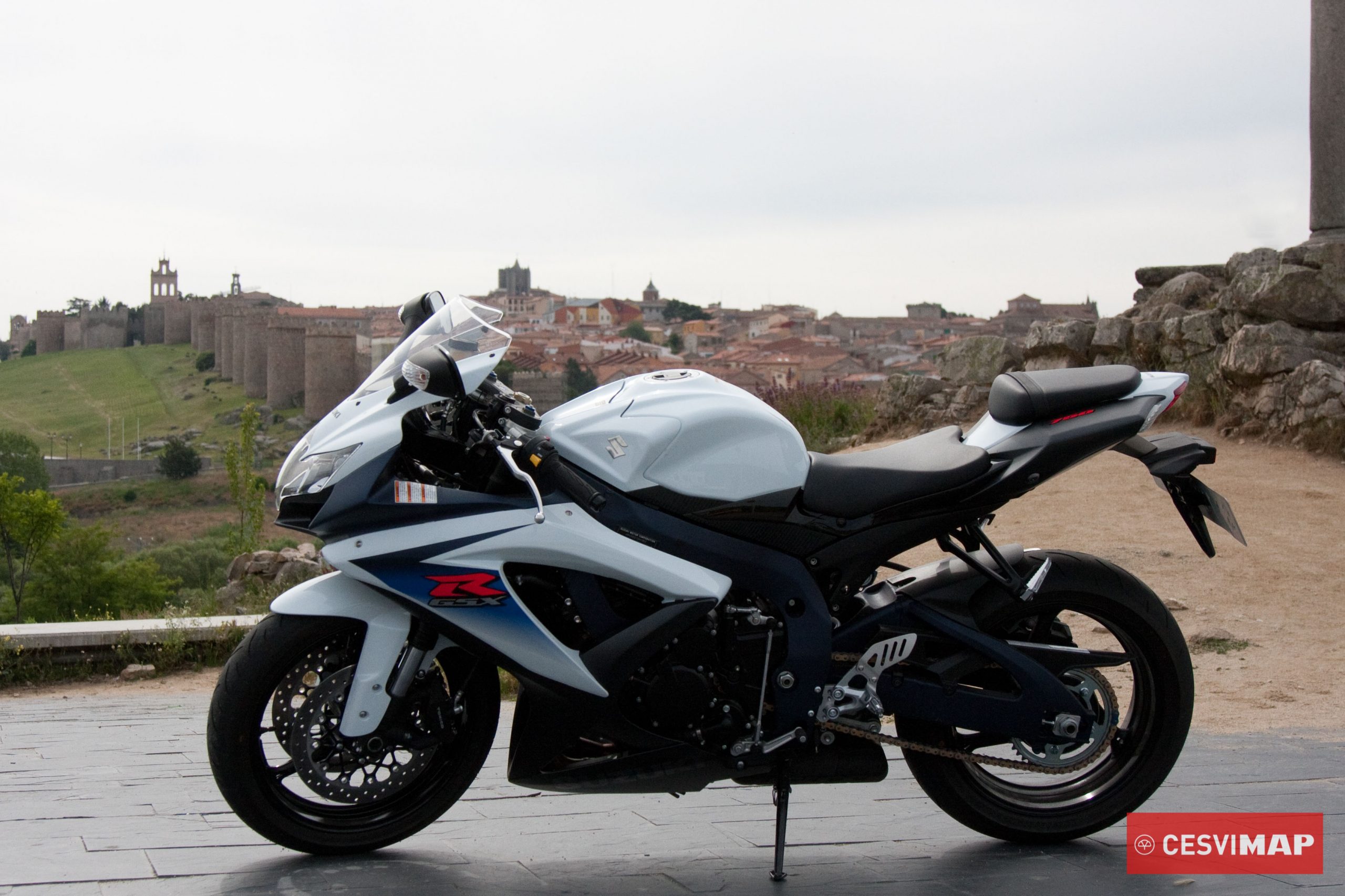  ¿Qué diferencia, en componentes, a una motocicleta sport de calle de una motocicleta de competición? 
