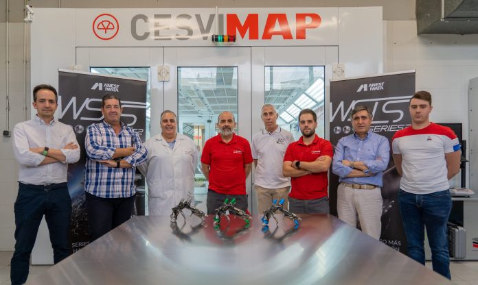 Empleados de CESVIMAP mostrando nuevos modelos de pistolas