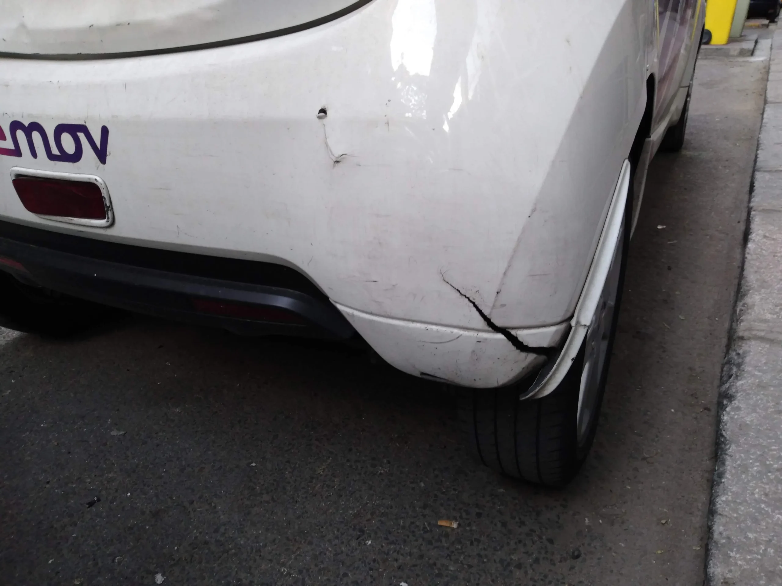 daños en paragolpes coche eléctrico 