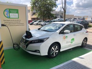 coche eléctrico en punto de carga 