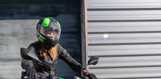 Mujer-conduciendo-una-moto