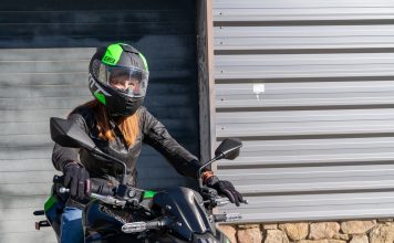 Mujer-conduciendo-una-moto