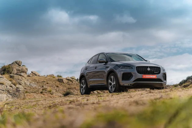 Vehiculo-Jaguar-circulando-sobre-terreno-de-montana