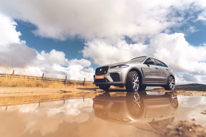Vehiculo-Jaguar-Cesvimap-circulando-sobre-un-charco-de-barro-1
