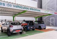 coche electricos cargando sus baterías en una zona privada