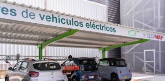 coche electricos cargando sus baterías en una zona privada