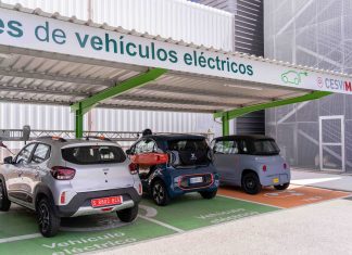 coche electricos cargando sus baterías en una zona privada