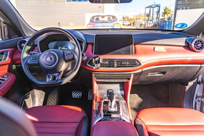 interior vehículo eléctrico chino MG