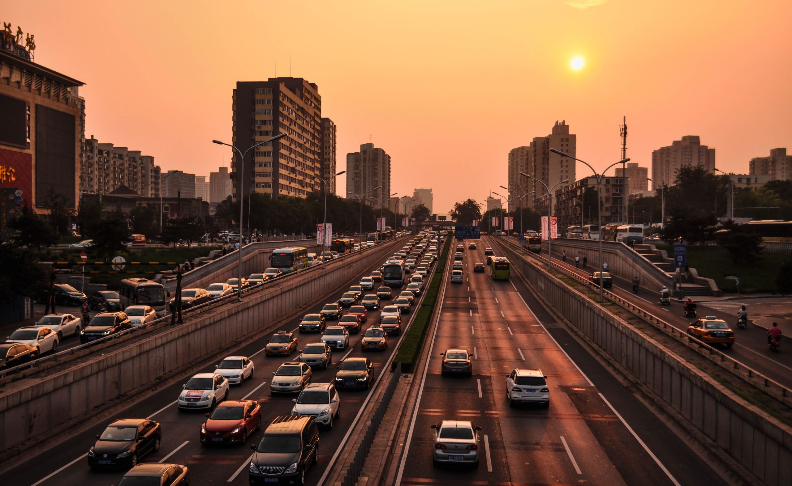 Vista-de-ciudad-al-anochecer