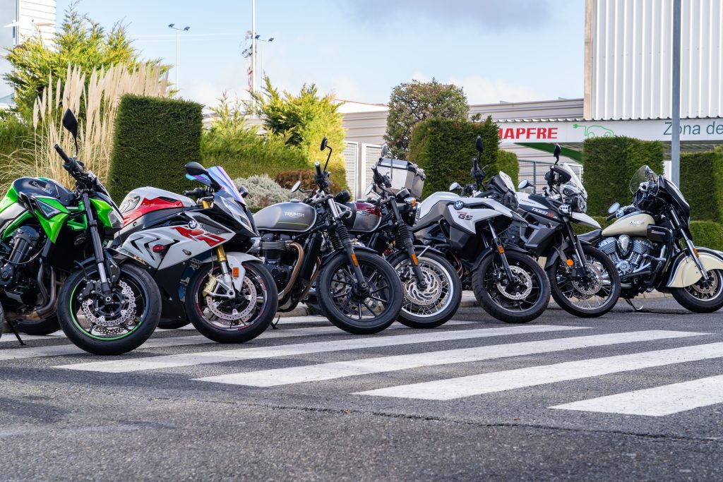 Varios modelos de motocicletas puestas en fila aparcadas